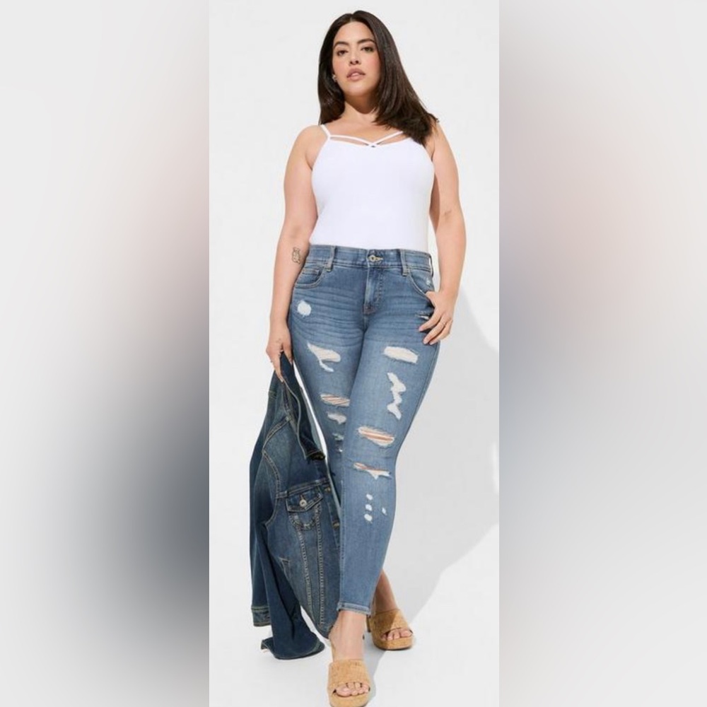 🎉HPx3🎉 Torrid Bombshell Skinny Premium Stretch High-Rise Destructed Jean